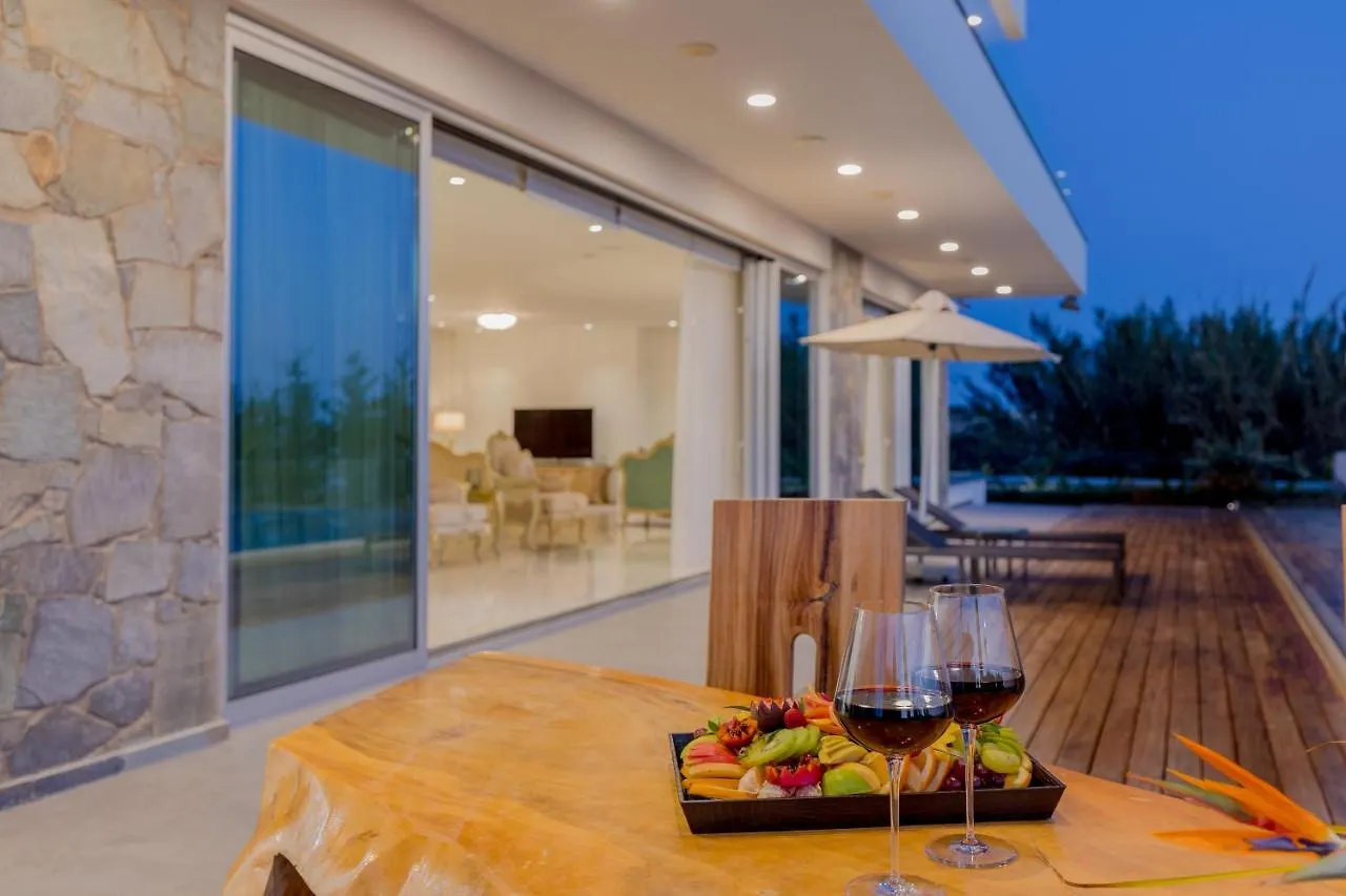 Palace Of Mediterranean Beachfront Villa 圣纳帕