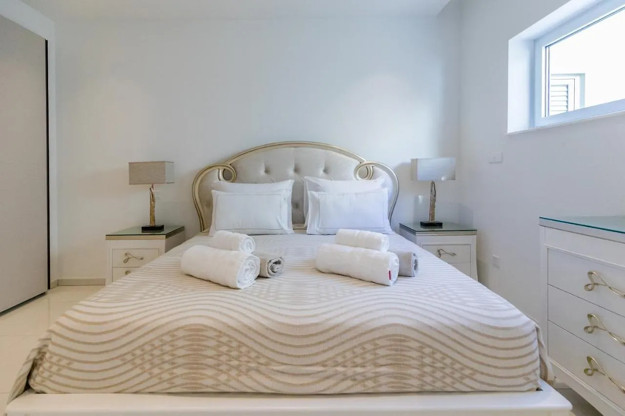 Palace Of Mediterranean Beachfront Villa 圣纳帕